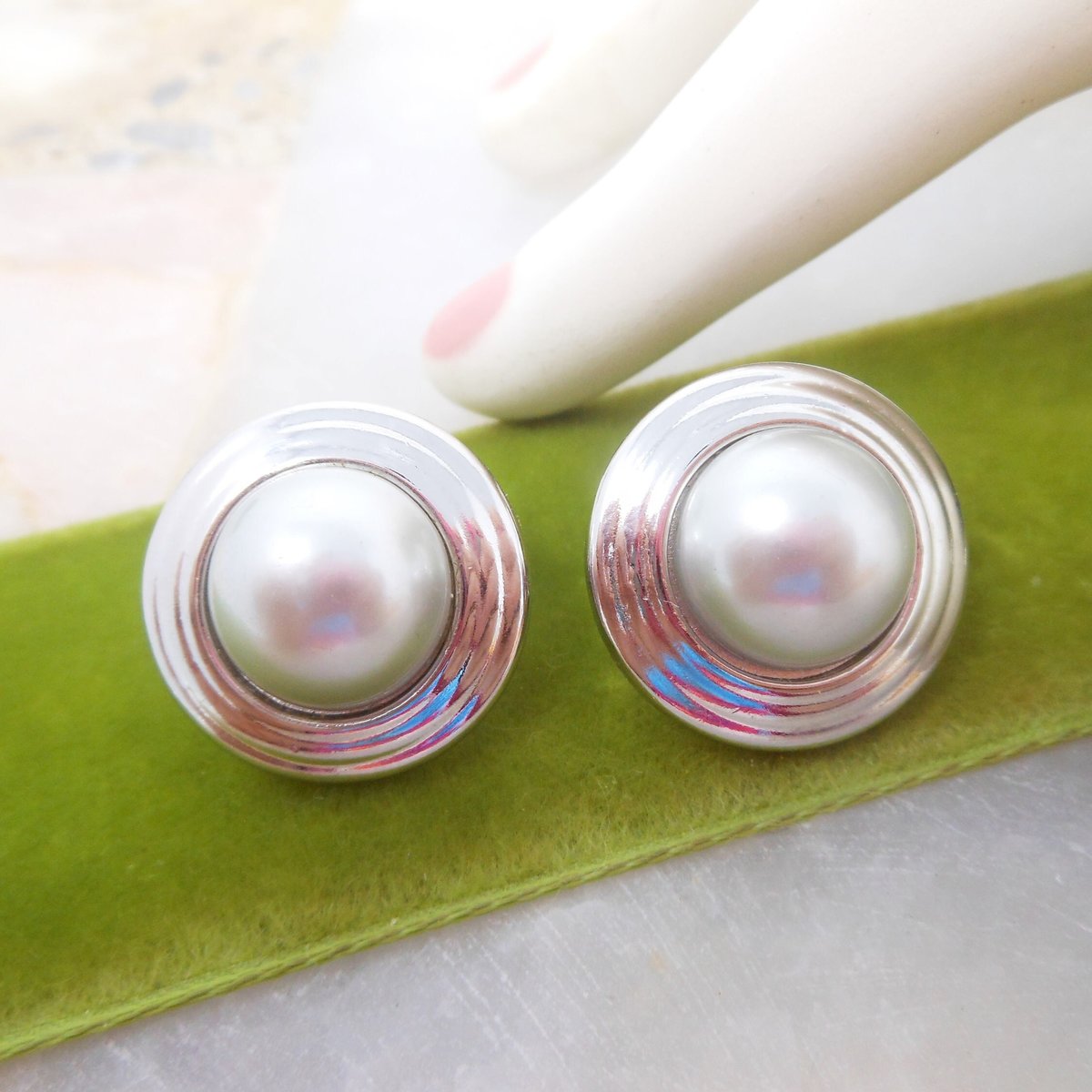 Vintage TRIFARI TM Designer Earrings Pearl Silver Tone Atomic Saucer Clip On Jewelry Gift, VivianJoel.com