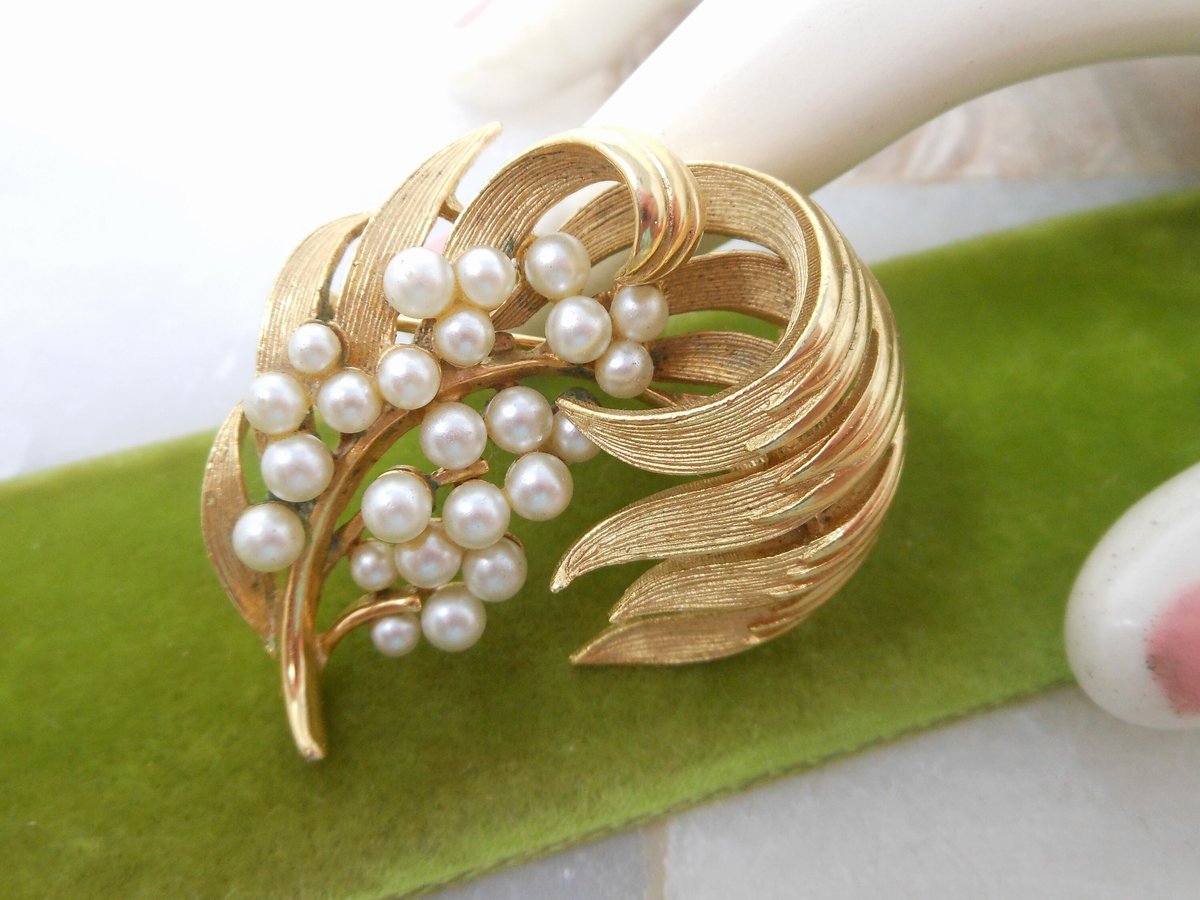 Vintage LISNER Pearl Brooch Designer Flower Leaf Pin Classic Timeless Jewelry Gift Mid Century, VivianJoel.com