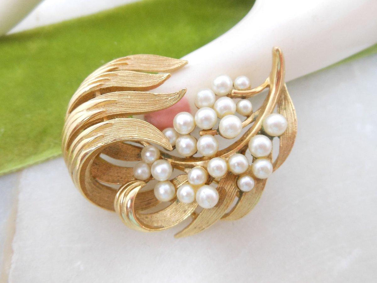 Vintage LISNER Pearl Brooch Designer Flower Leaf Pin Classic Timeless Jewelry Gift Mid Century, VivianJoel.com