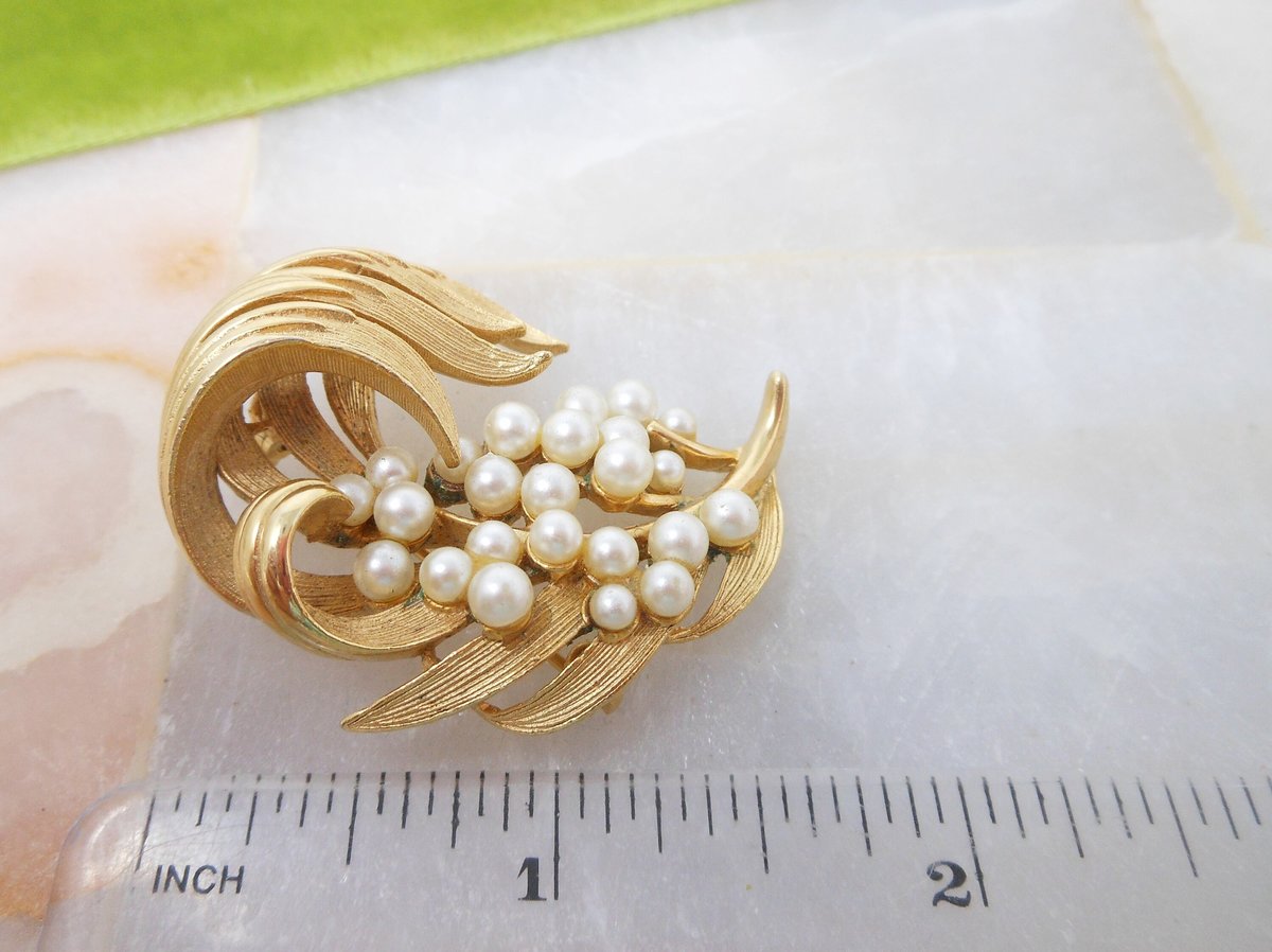 Vintage LISNER Pearl Brooch Designer Flower Leaf Pin Classic Timeless Jewelry Gift Mid Century, VivianJoel.com