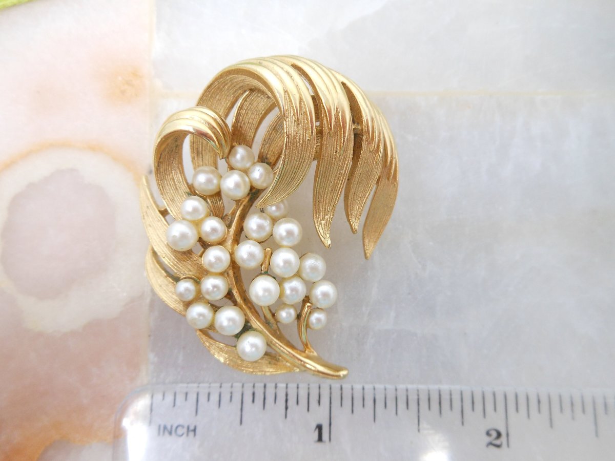 Vintage LISNER Pearl Brooch Designer Flower Leaf Pin Classic Timeless Jewelry Gift Mid Century, VivianJoel.com
