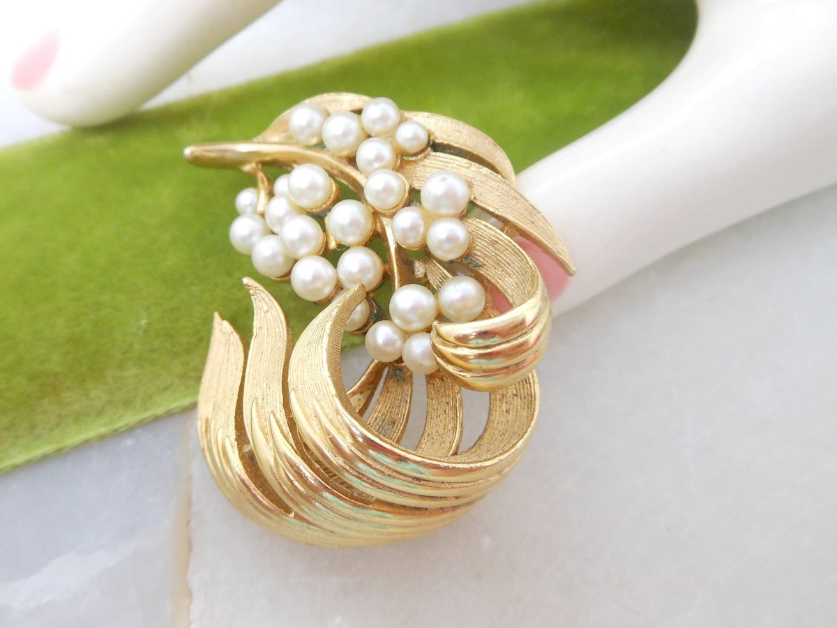 Vintage LISNER Pearl Brooch Designer Flower Leaf Pin Classic Timeless Jewelry Gift Mid Century, VivianJoel.com