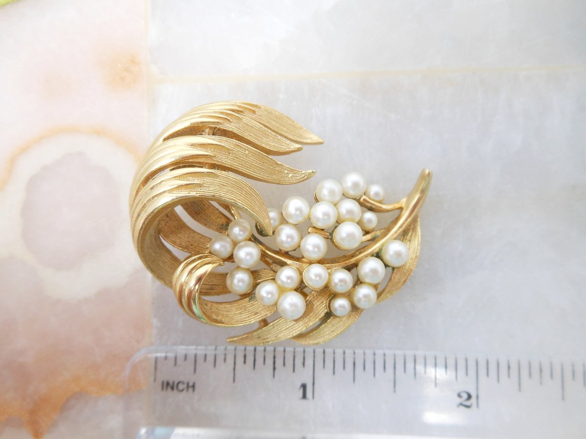 Vintage LISNER Pearl Brooch Designer Flower Leaf Pin Classic Timeless Jewelry Gift Mid Century, VivianJoel.com
