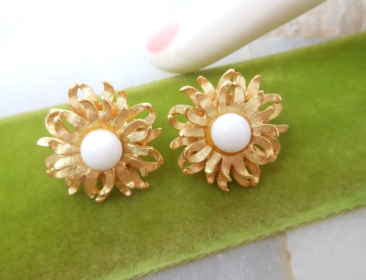 Vintage CELEBRITY Starburst Flower Earrings Clip On Mod Daisy Mum Designer Jewelry Gift Mid Century, VivianJoel.com
