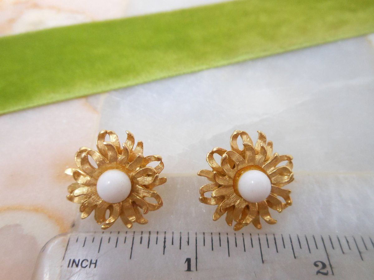 Vintage CELEBRITY Starburst Flower Earrings Clip On Mod Daisy Mum Designer Jewelry Gift Mid Century, VivianJoel.com