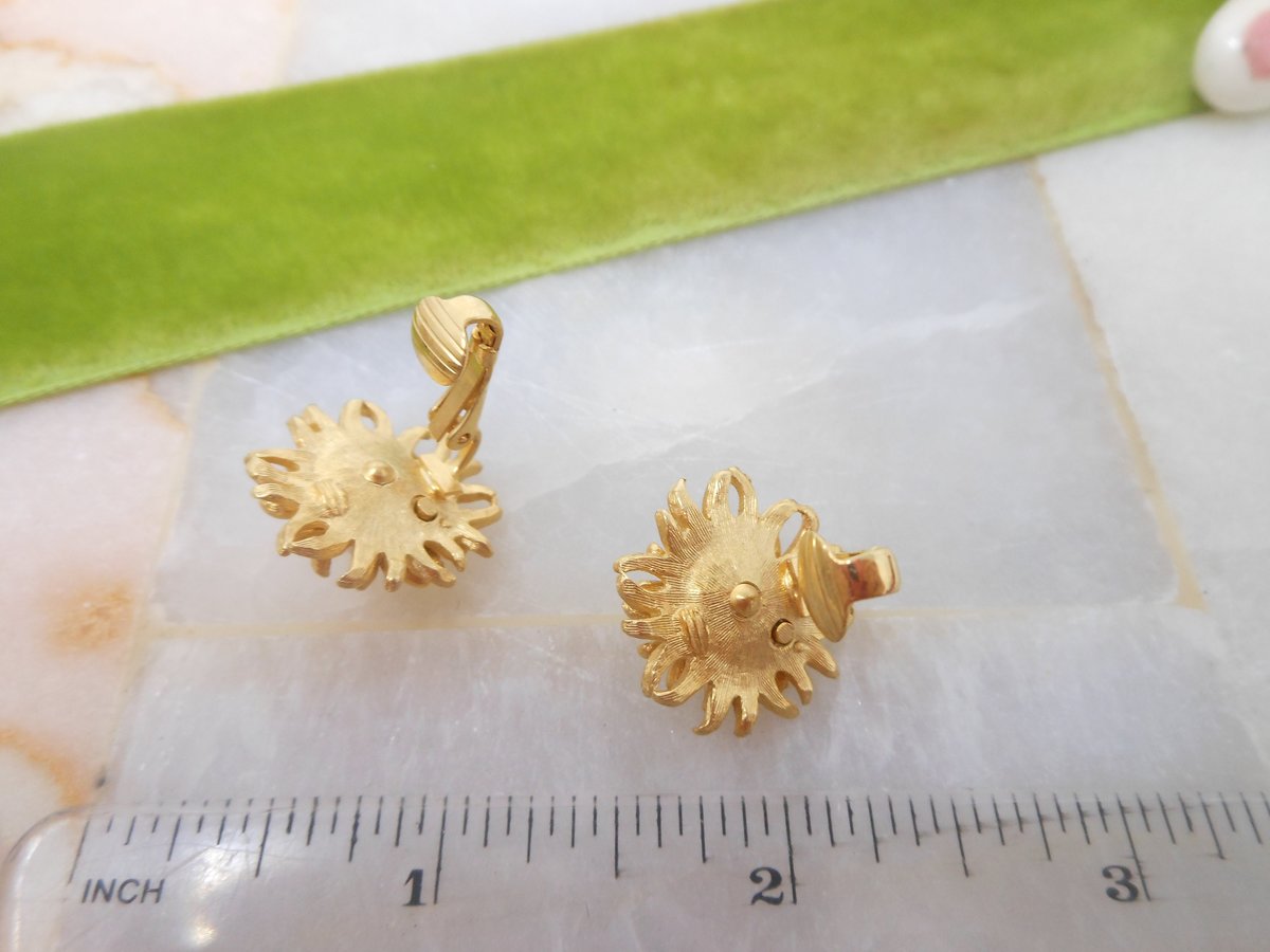 Vintage CELEBRITY Starburst Flower Earrings Clip On Mod Daisy Mum Designer Jewelry Gift Mid Century, VivianJoel.com