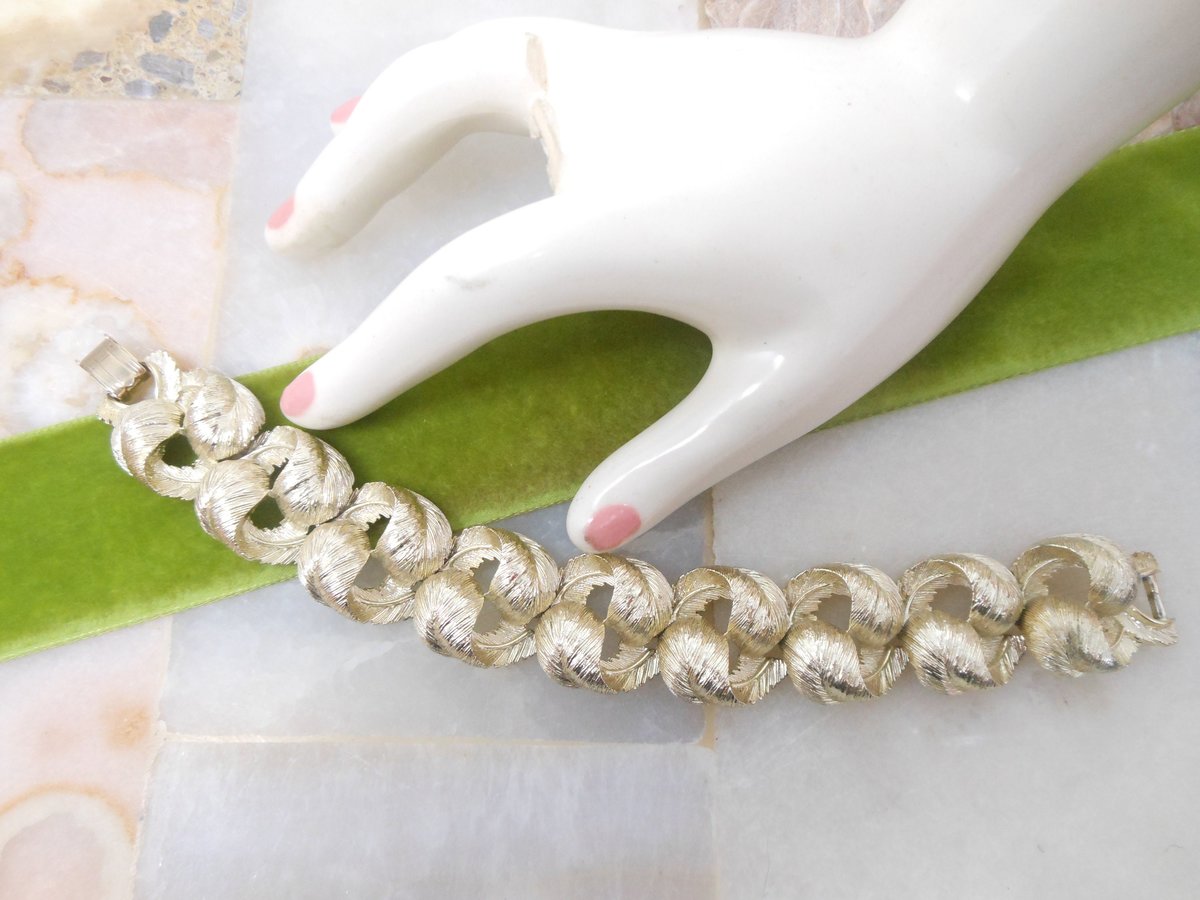 Vintage LISNER Multi Link Bracelet Pale Gold Tone Plate Chunky Brushed Leaf Designer Jewelry Mid Century, VivianJoel.com