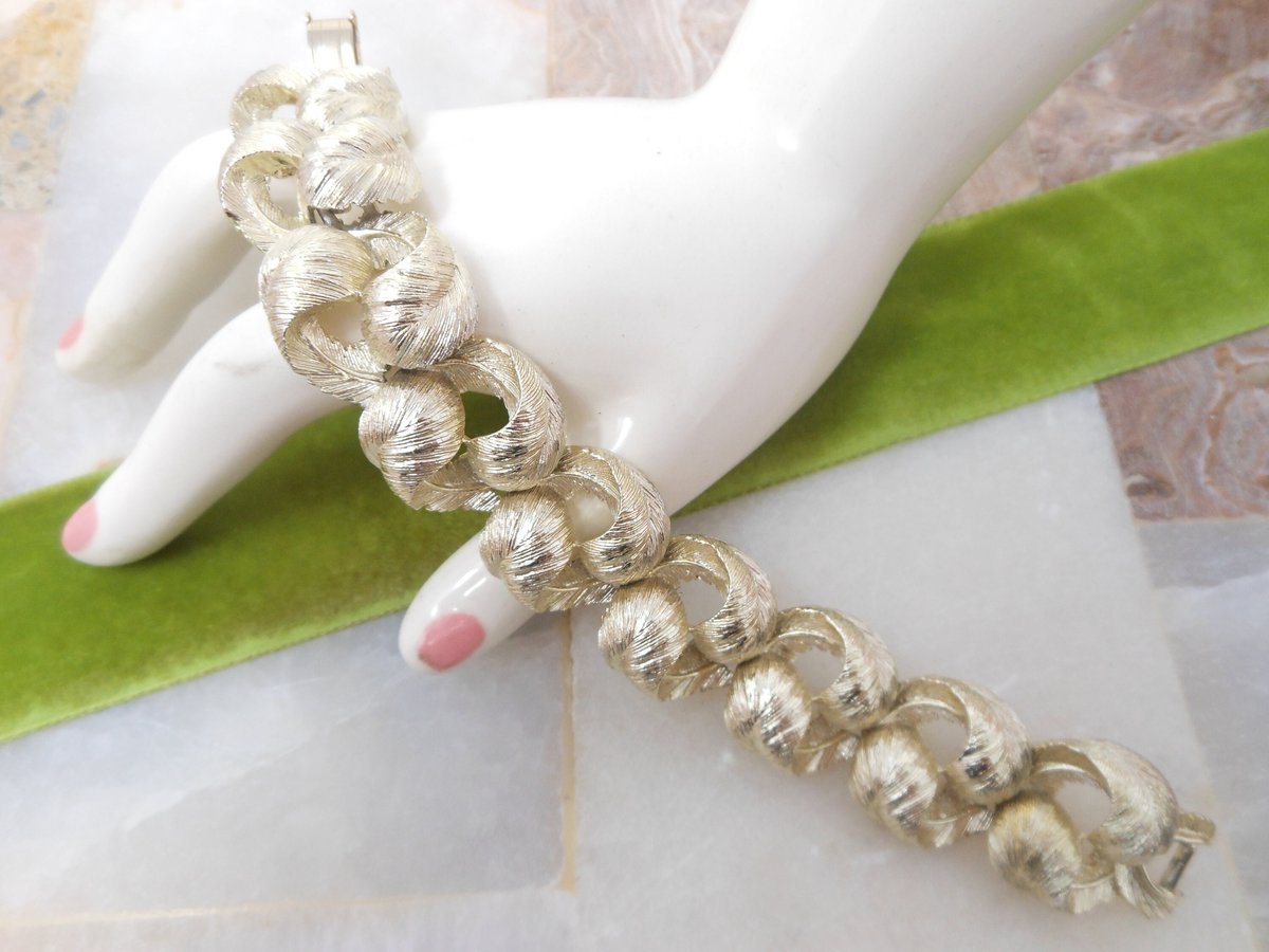 Vintage LISNER Multi Link Bracelet Pale Gold Tone Plate Chunky Brushed Leaf Designer Jewelry Mid Century, VivianJoel.com