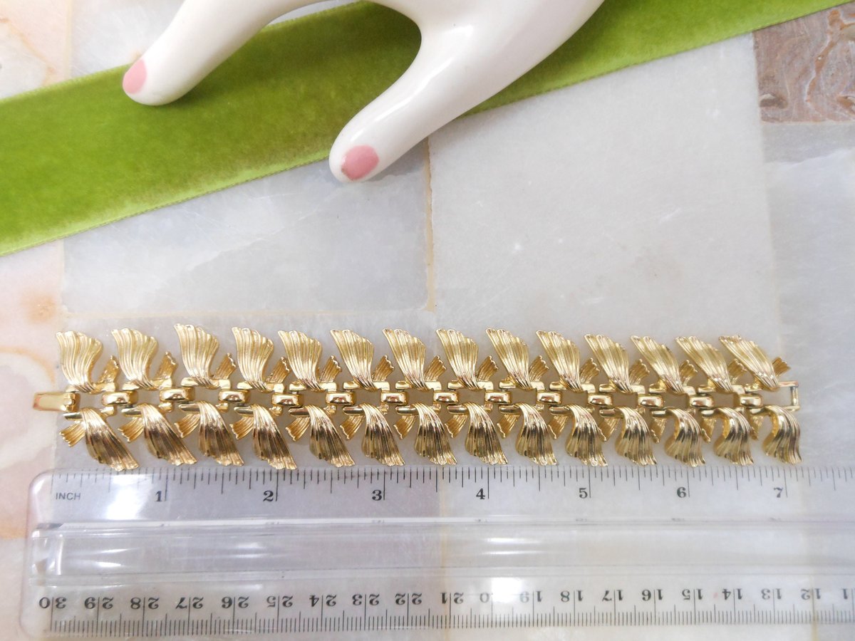 Vintage LISNER Designer Bracelet Modernist Feather Link Gold Tone Plate Jewelry Gift Mid Century, VivianJoel.com