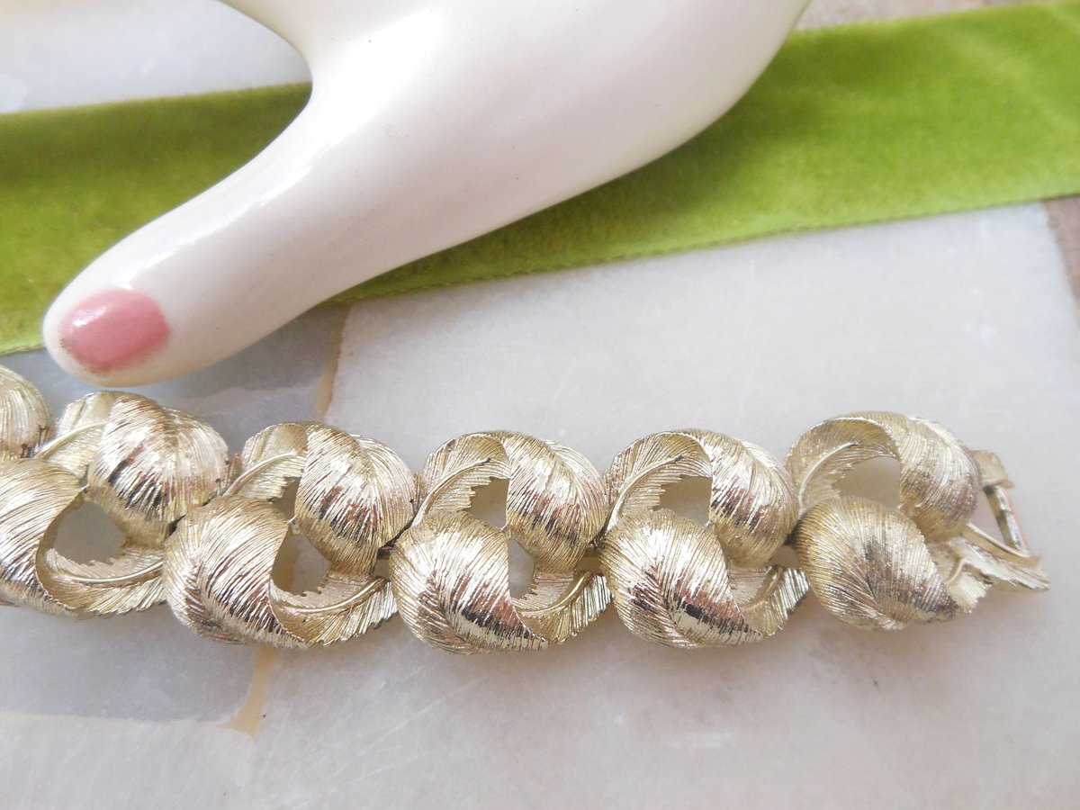 Vintage LISNER Multi Link Bracelet Pale Gold Tone Plate Chunky Brushed Leaf Designer Jewelry Mid Century, VivianJoel.com