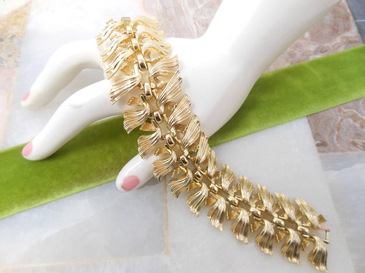Vintage LISNER Designer Bracelet Modernist Feather Link Gold Tone Plate Jewelry Gift Mid Century, VivianJoel.com
