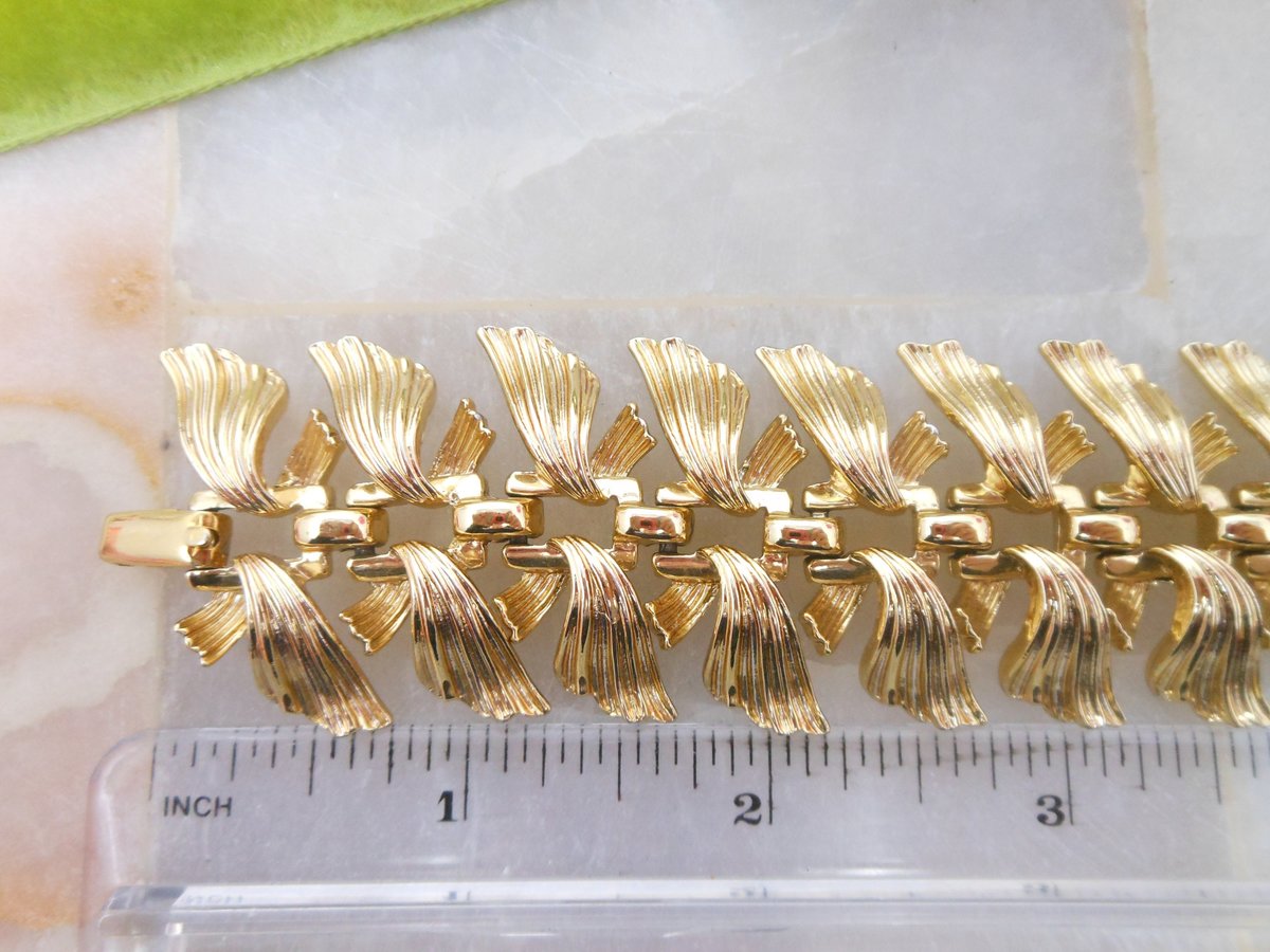 Vintage LISNER Designer Bracelet Modernist Feather Link Gold Tone Plate Jewelry Gift Mid Century, VivianJoel.com