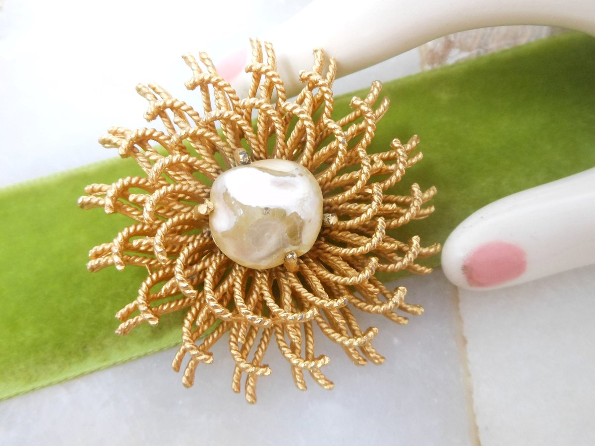 Vintage Baroque Pearl Brooch Pin Pinwheel Flower Glass Bead Chunky Gold Plate Mid Century Jewelry, VivianJoel.com