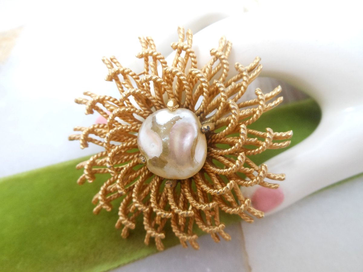 Vintage Baroque Pearl Brooch Pin Pinwheel Flower Glass Bead Chunky Gold Plate Mid Century Jewelry, VivianJoel.com