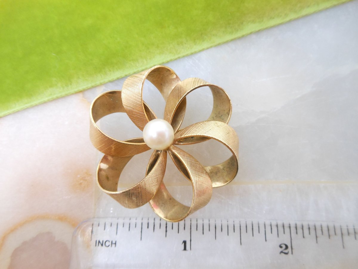 Vintage WINARD Flower Brooch Ribbon Bow Pin Circle Pearl Gold Fill GF Love Knot Mid Century Designer Jewelry Gift, VivianJoel.com