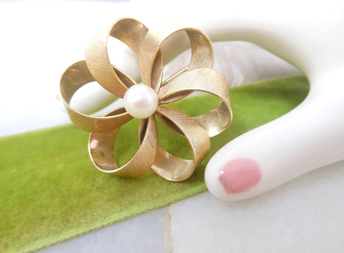 Vintage WINARD Flower Brooch Ribbon Bow Pin Circle Pearl Gold Fill GF Love Knot Mid Century Designer Jewelry Gift, VivianJoel.com