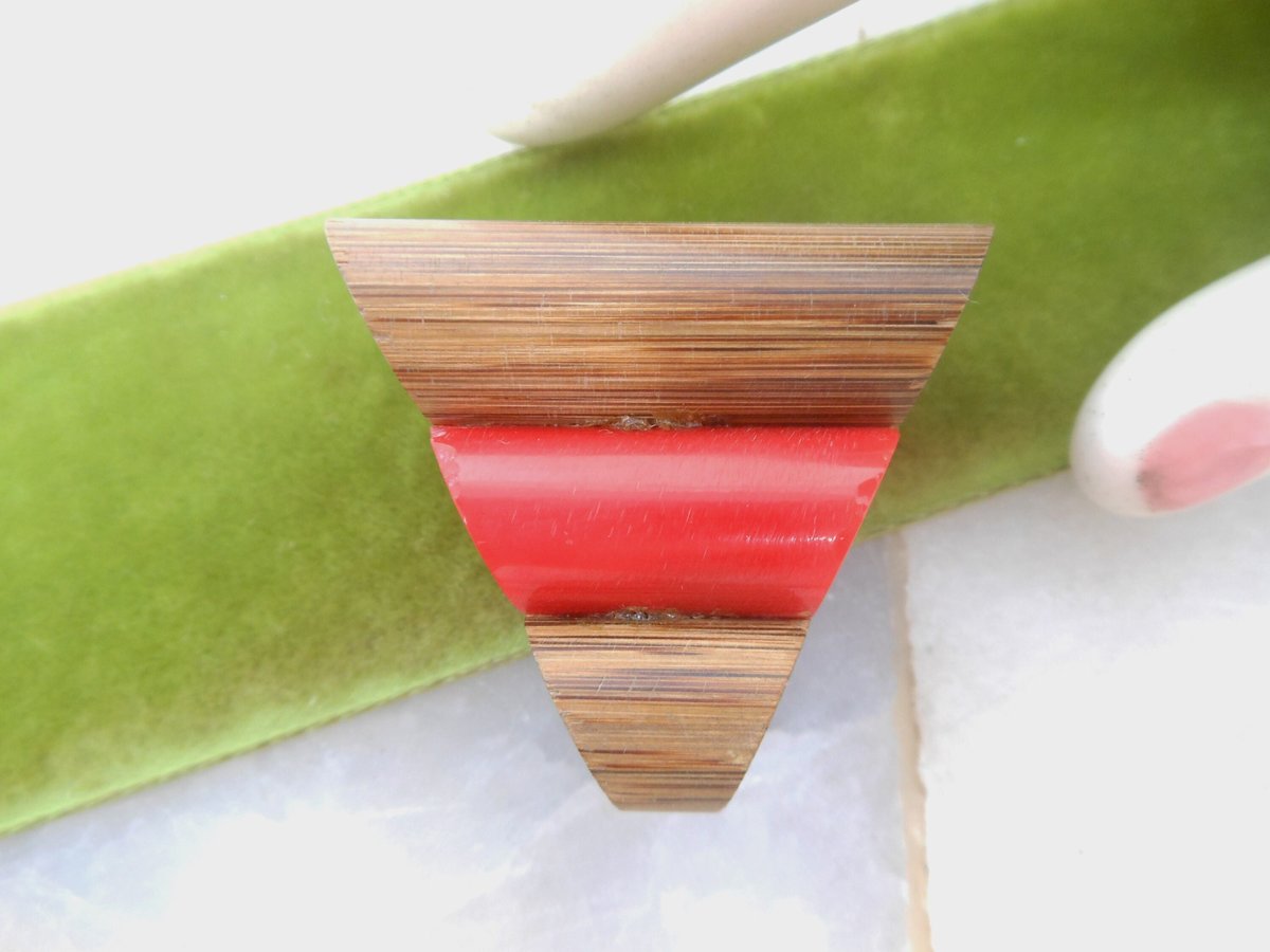Vintage BAKELITE Fur Dress Clip Pin Cherry Red Chunky Old Plastic V for Victory Patriotic Mid Century Jewelry Gift, VivianJoel.com