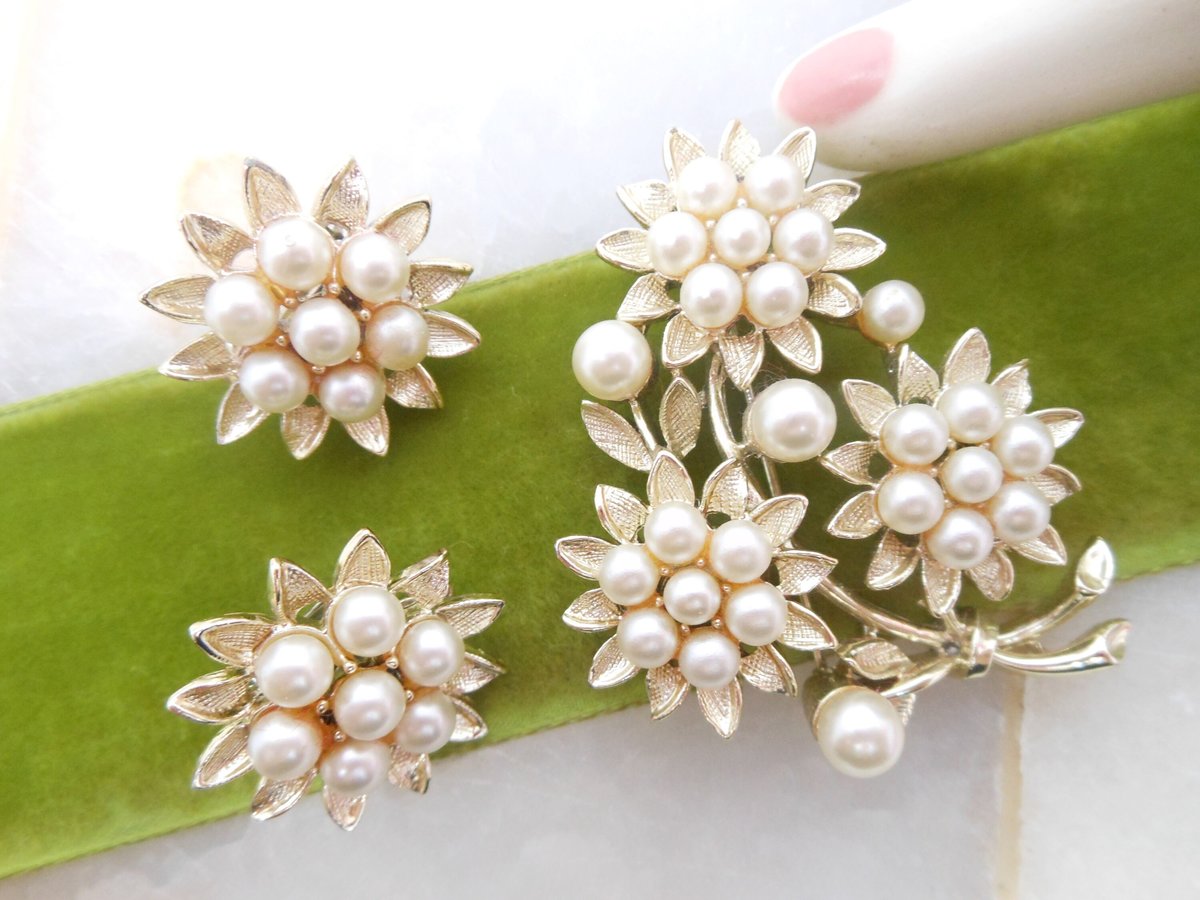 Vintage LISNER Pearl Brooch Earring SET Flower Leaf Pin Gold Tone Plate Clip On Designer Jewelry Gift Mid Century, VivianJoel.com