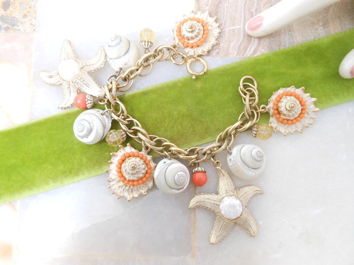 Vintage GERMANY Seashell Starfish Chunky Charm Bracelet Confetti Resin Summer Beachwear Mid Century Jewelry Gift, VivianJoel.com