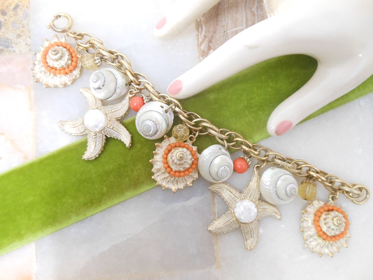 Vintage GERMANY Seashell Starfish Chunky Charm Bracelet Confetti Resin Summer Beachwear Mid Century Jewelry Gift, VivianJoel.com