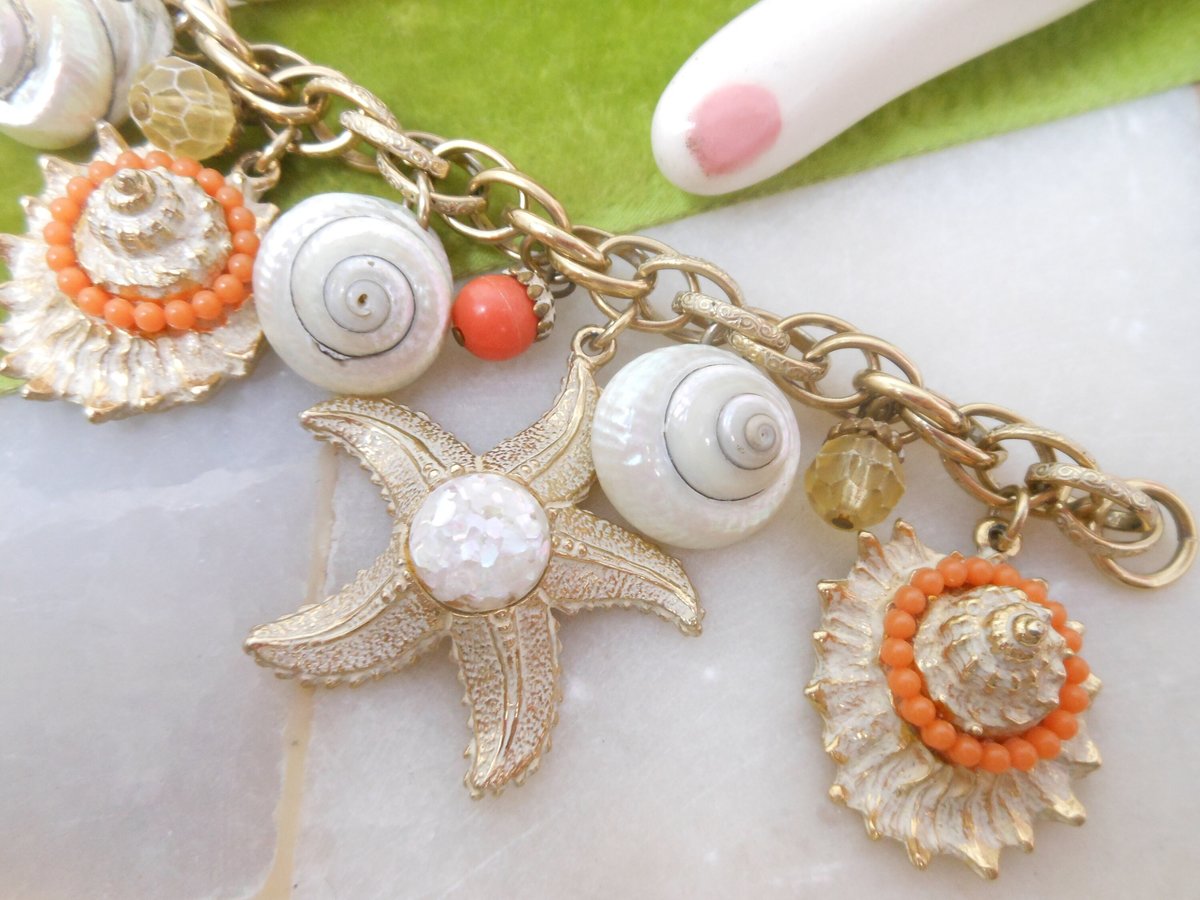 Vintage GERMANY Seashell Starfish Chunky Charm Bracelet Confetti Resin Summer Beachwear Mid Century Jewelry Gift, VivianJoel.com