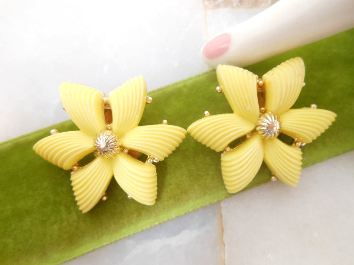 Vintage CORO Yellow Plastic Mod Jumbo Earrings Flower Clip On Thermoset Kitsch Mid Century Designer Jewelry Gift, VivianJoel.com
