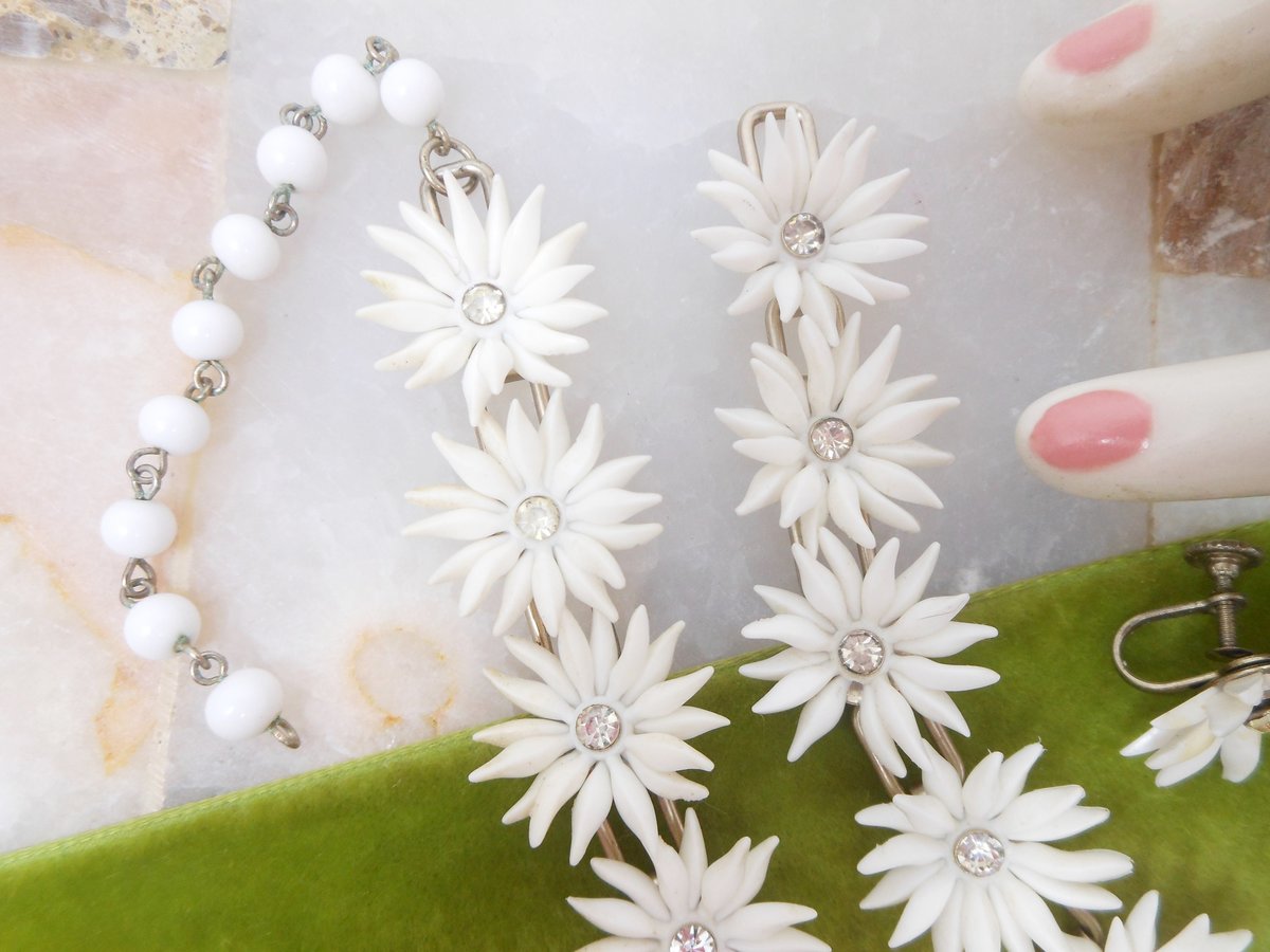 Vintage White Daisy Flower Necklace Bracelet Earrings Set Soft Plastic Parure Rhinestone Pin Up Retro Mid century Jewelry, VivianJoel.com