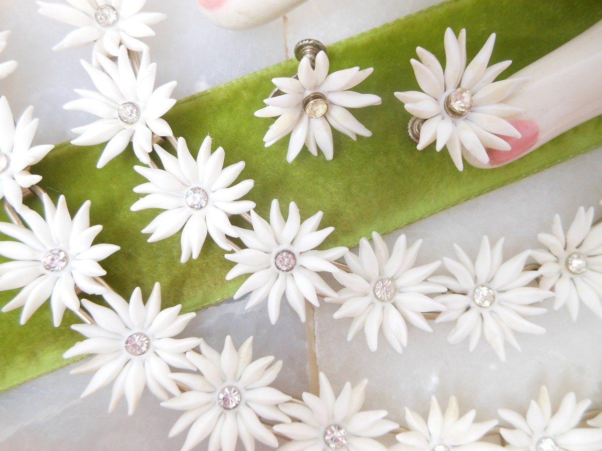 Vintage White Daisy Flower Necklace Bracelet Earrings Set Soft Plastic Parure Rhinestone Pin Up Retro Mid century Jewelry, VivianJoel.com