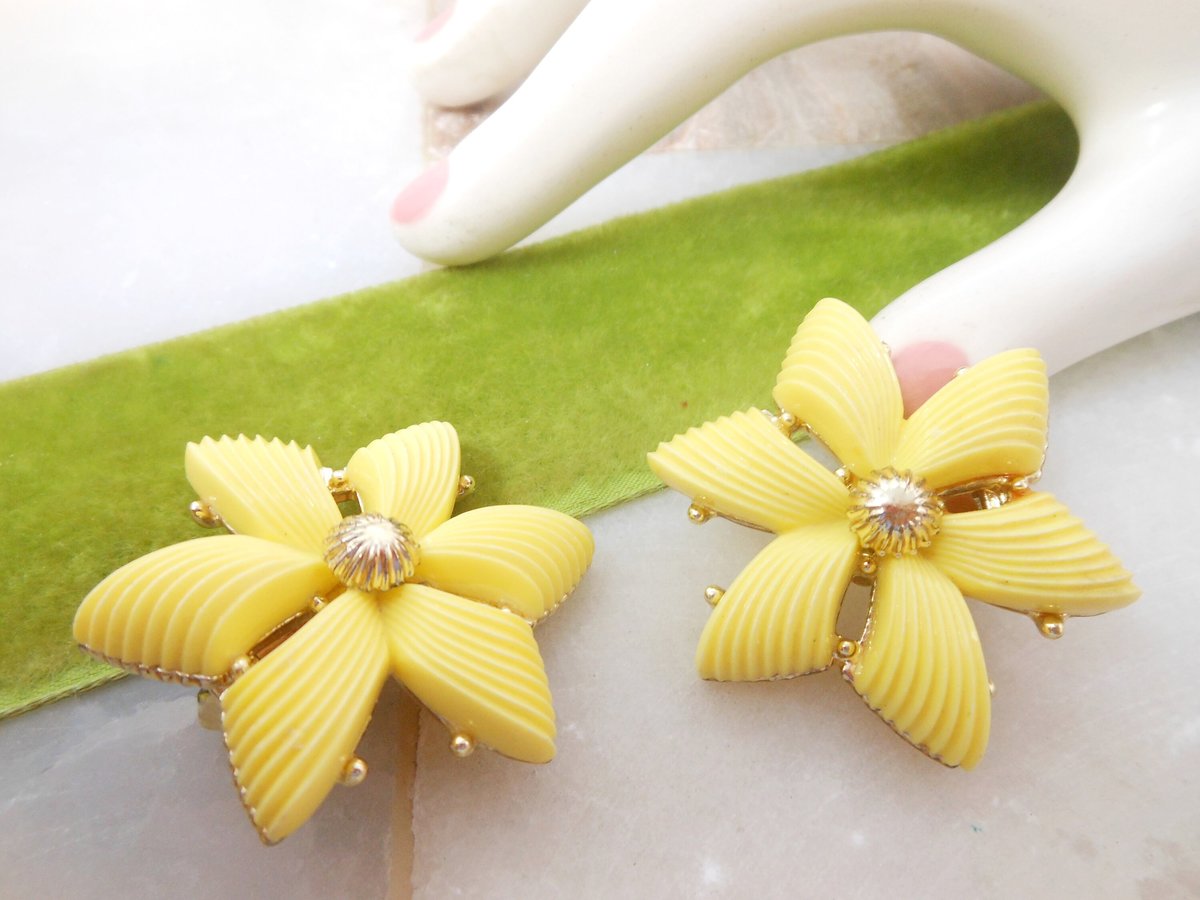 Vintage CORO Yellow Plastic Mod Jumbo Earrings Flower Clip On Thermoset Kitsch Mid Century Designer Jewelry Gift, VivianJoel.com