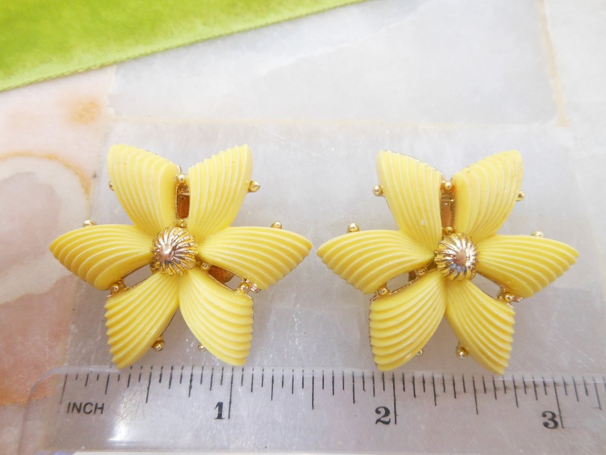 Vintage CORO Yellow Plastic Mod Jumbo Earrings Flower Clip On Thermoset Kitsch Mid Century Designer Jewelry Gift, VivianJoel.com