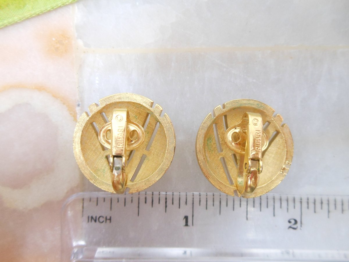 Vintage Crown TRIFARI White Earrings Clip On Enamel Graphic Mod Mid Century Designer Jewelry, VivianJoel.com