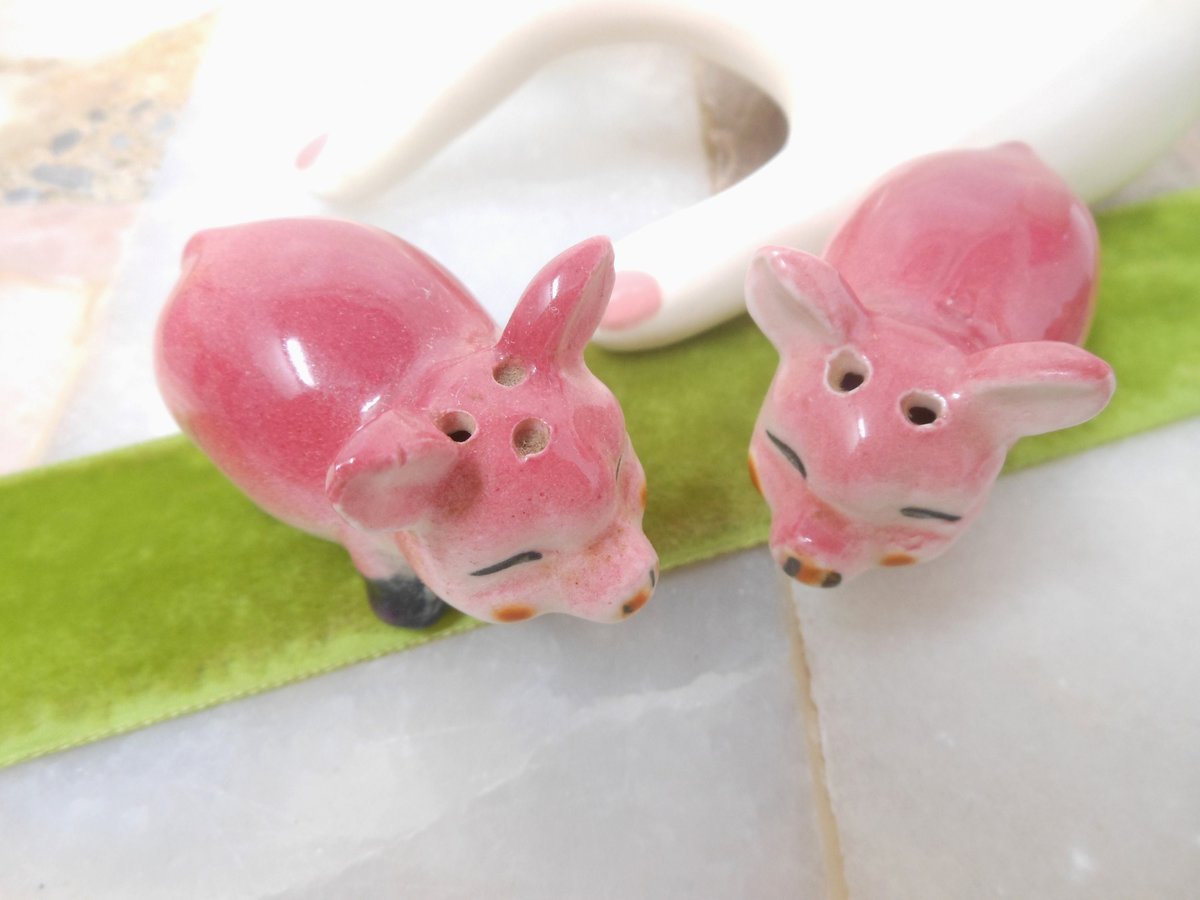 Vintage Pig JAPAN Salt Pepper Shaker Set Kitschy Cute Pink Ceramic Cottage Farmhouse Clutter Figurine Mid Century, VivianJoel.com