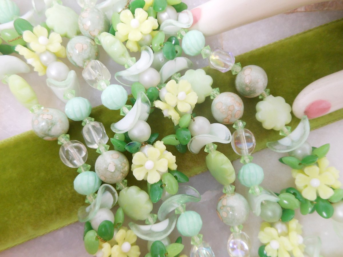 Vintage Plastic Flower Necklace Garland Lei Bead Daisy Flower Cluster Mix Green Long 53" MOD Mid Century Jewelry Gift, VivianJoel.com