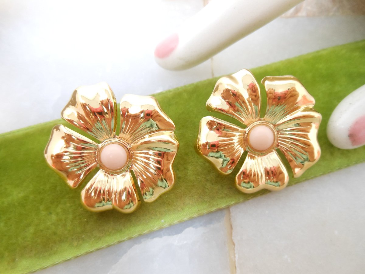 Vintage AVON Flower Earrings Clip On Gold Tone Polished Blossoms Jumbo Lightweight IOB Pink Designer Jewelry Gift, VivianJoel.com