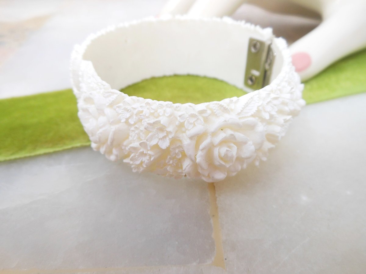 Vintage Flower Bracelet Clamper Hinged Cuff Bridal Wedding Cake Plastic Celluloid Featherlite Small Size Mid Century, VivianJoel.com