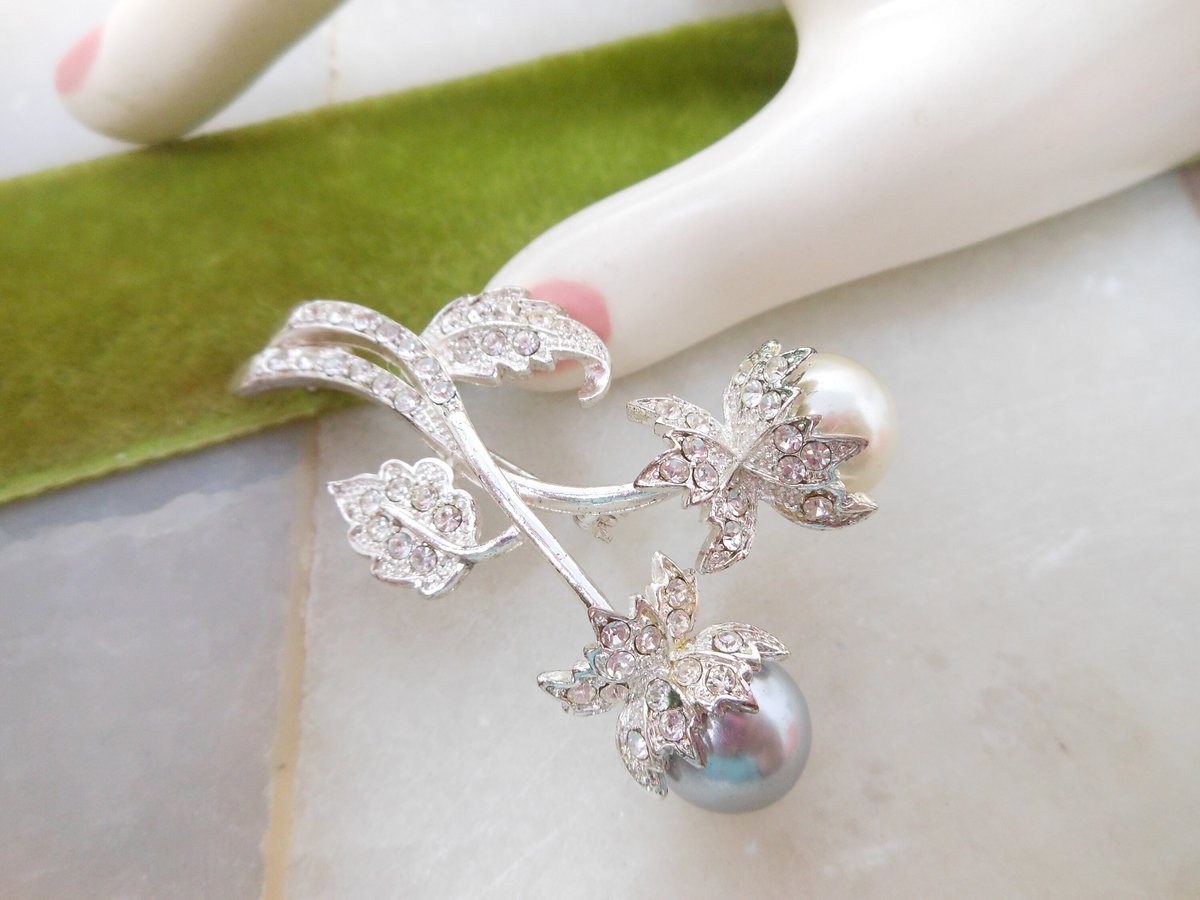 Vintage AVON Flower Brooch Rhinestone Faux Pearl Classic Designer Jewelry Gift, VivianJoel.com