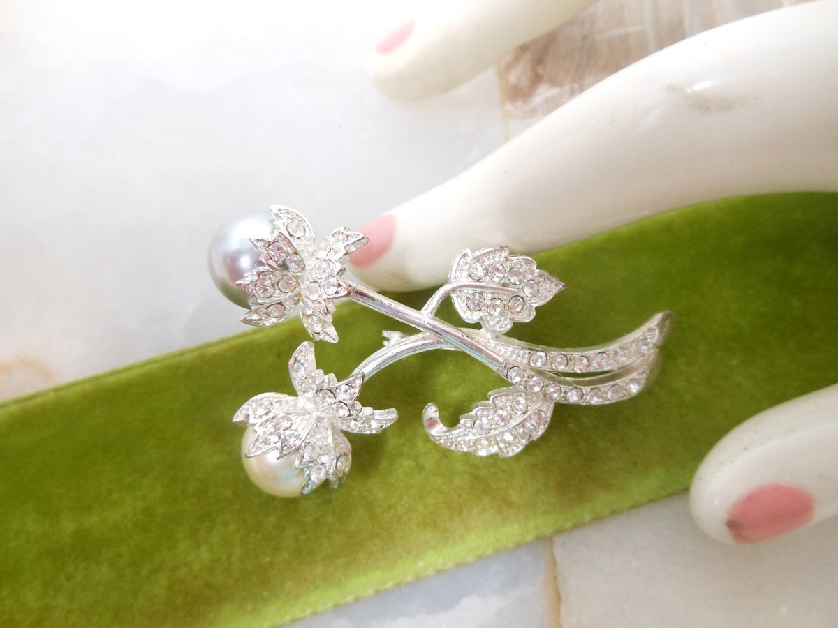 Vintage AVON Flower Brooch Rhinestone Faux Pearl Classic Designer Jewelry Gift, VivianJoel.com