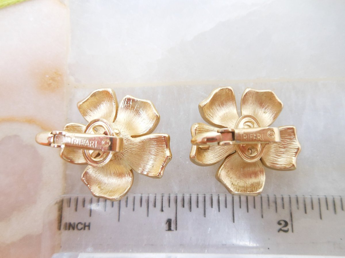 Vintage Crown TRIFARI Earrings Designer Flower Bow Ribbon Gold Plate Mid Century Jewelry Gift, VivianJoel.com