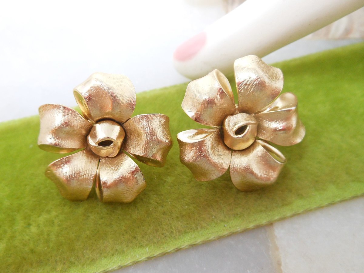 Vintage Crown TRIFARI Earrings Designer Flower Bow Ribbon Gold Plate Mid Century Jewelry Gift, VivianJoel.com