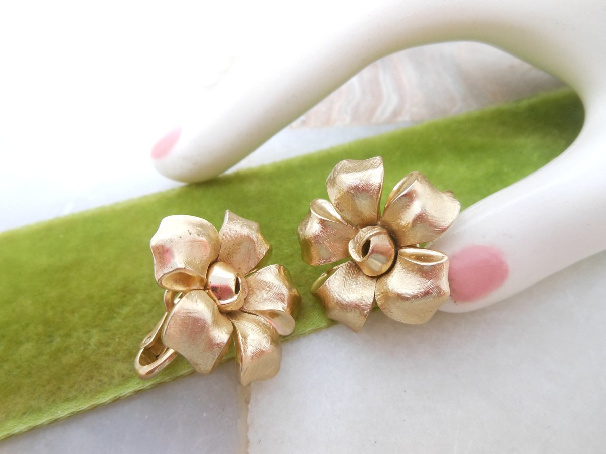 Vintage Crown TRIFARI Earrings Designer Flower Bow Ribbon Gold Plate Mid Century Jewelry Gift, VivianJoel.com
