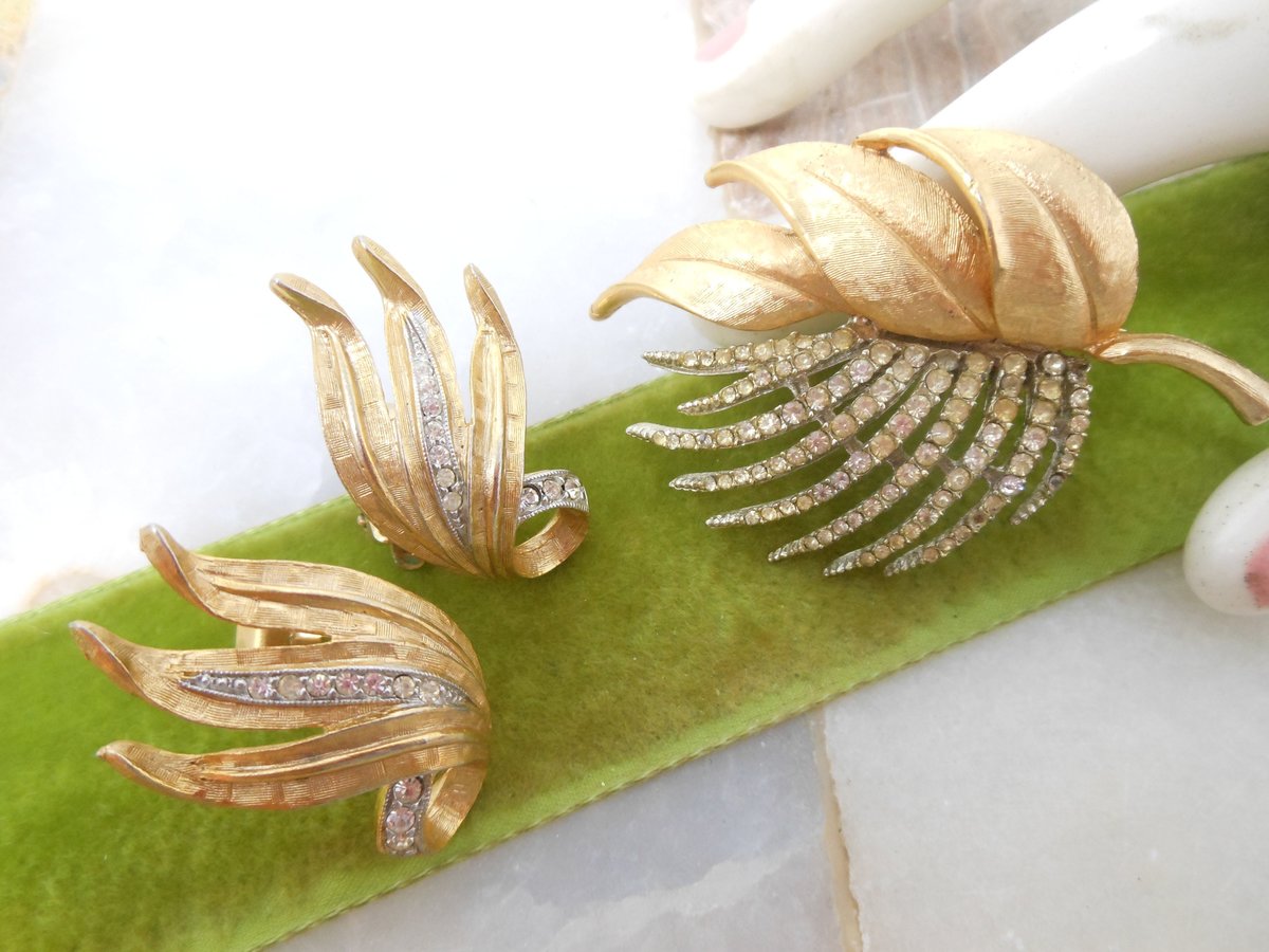 Vintage JUDY LEE Brooch Earrings Set Rhinestone Leaf Pin Gold Plate Demi Parure Mid Century Designer Jewelry, VivianJoel.com