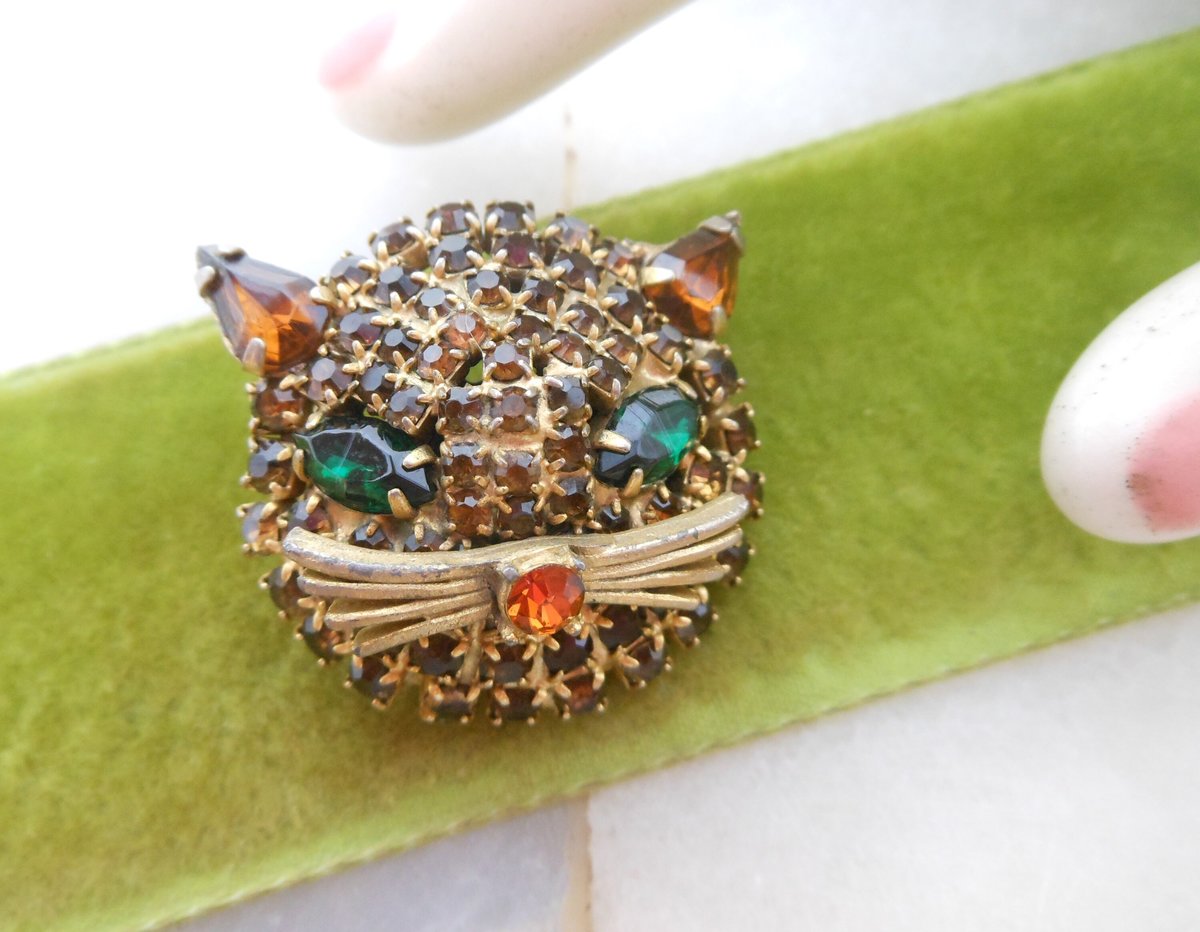 Vintage WEISS Rhinestone Cat Brooch Crystal Kitty Face Pin Designer Mid Century Figural Jewelry Gift *Unsigned*, VivianJoel.com
