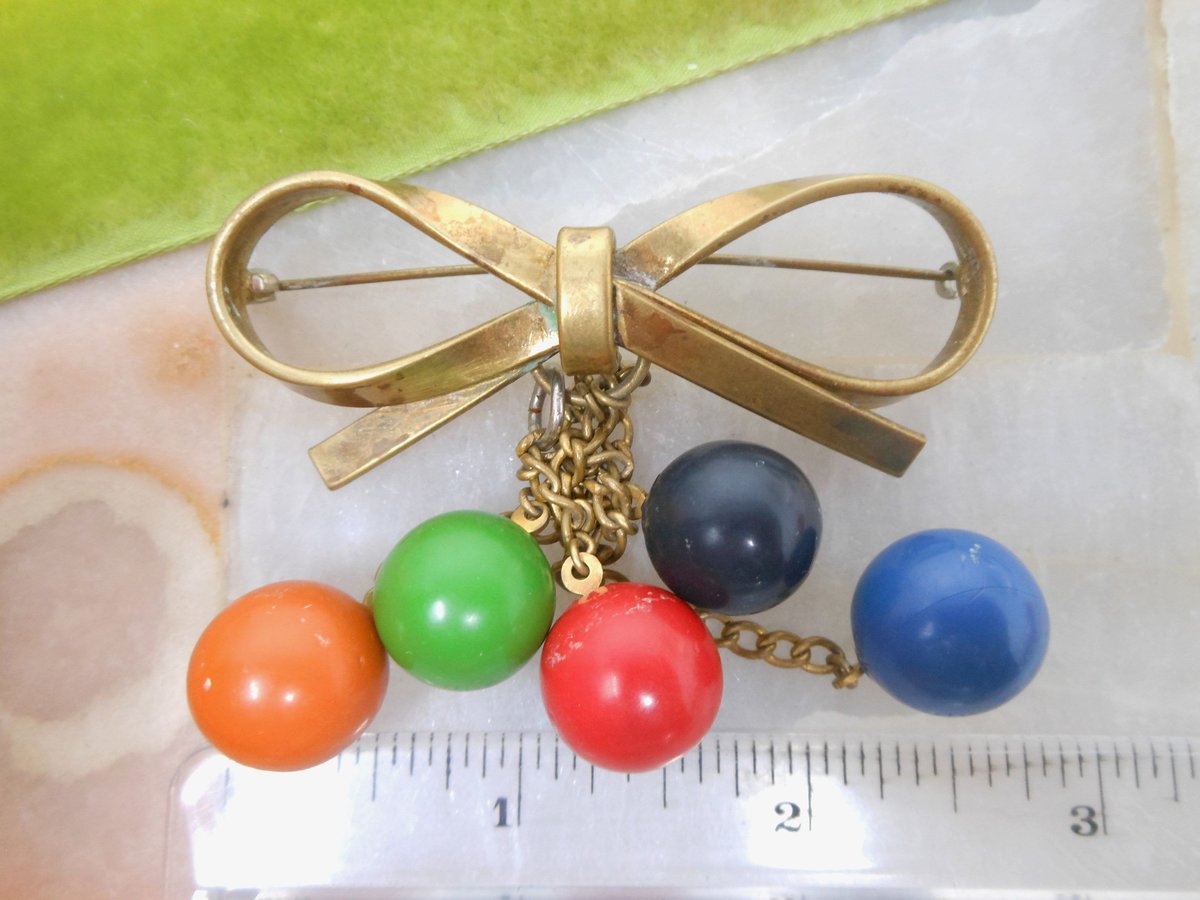 Vintage Dangle Bead Brooch Ribbon Bow Pin Bakelite ERA Old Plastic Rockabilly Retro Mid Century Jewelry, VivianJoel.com