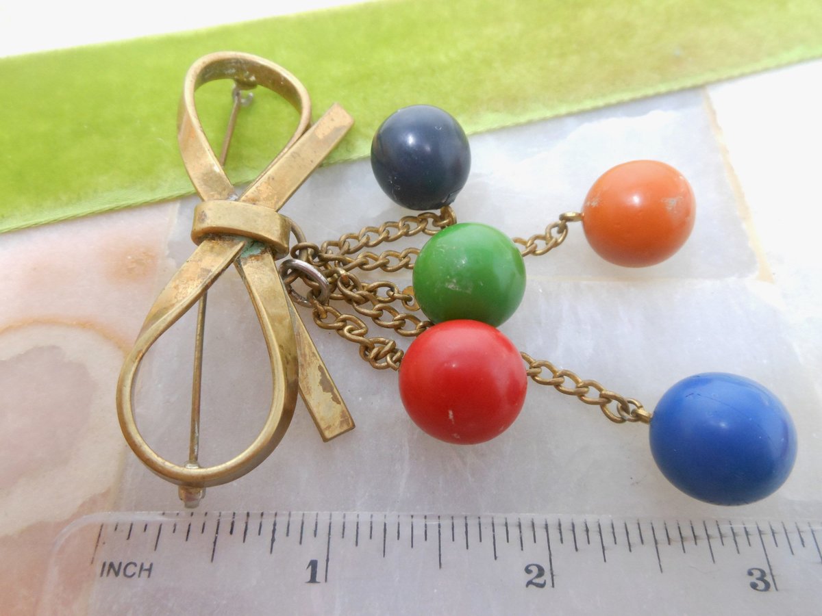 Vintage Dangle Bead Brooch Ribbon Bow Pin Bakelite ERA Old Plastic Rockabilly Retro Mid Century Jewelry, VivianJoel.com