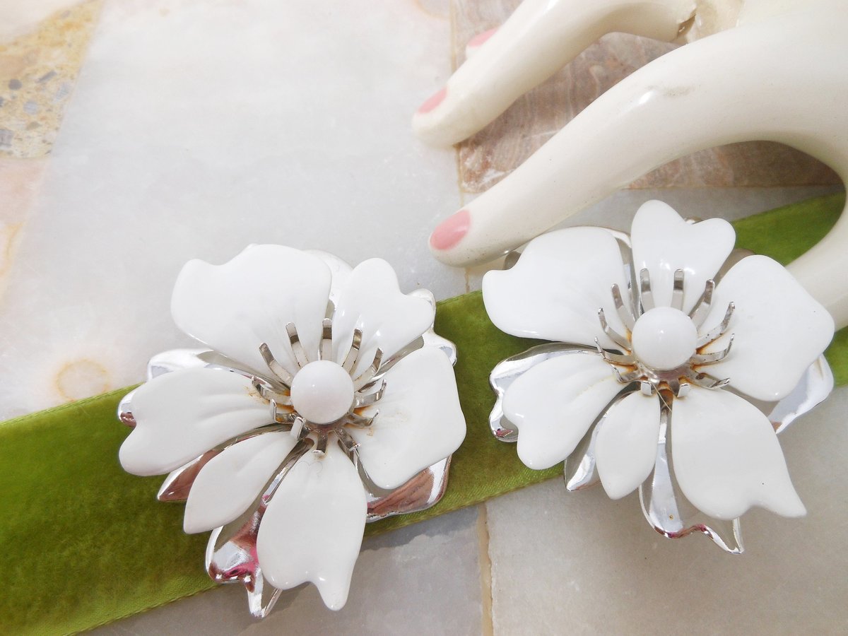 Vintage Lot 2 SARAH COVENTRY Flower Booch White Enamel Pin Summer Magic Mid Century Jewelry *FLAWED As Is*, VivianJoel.com