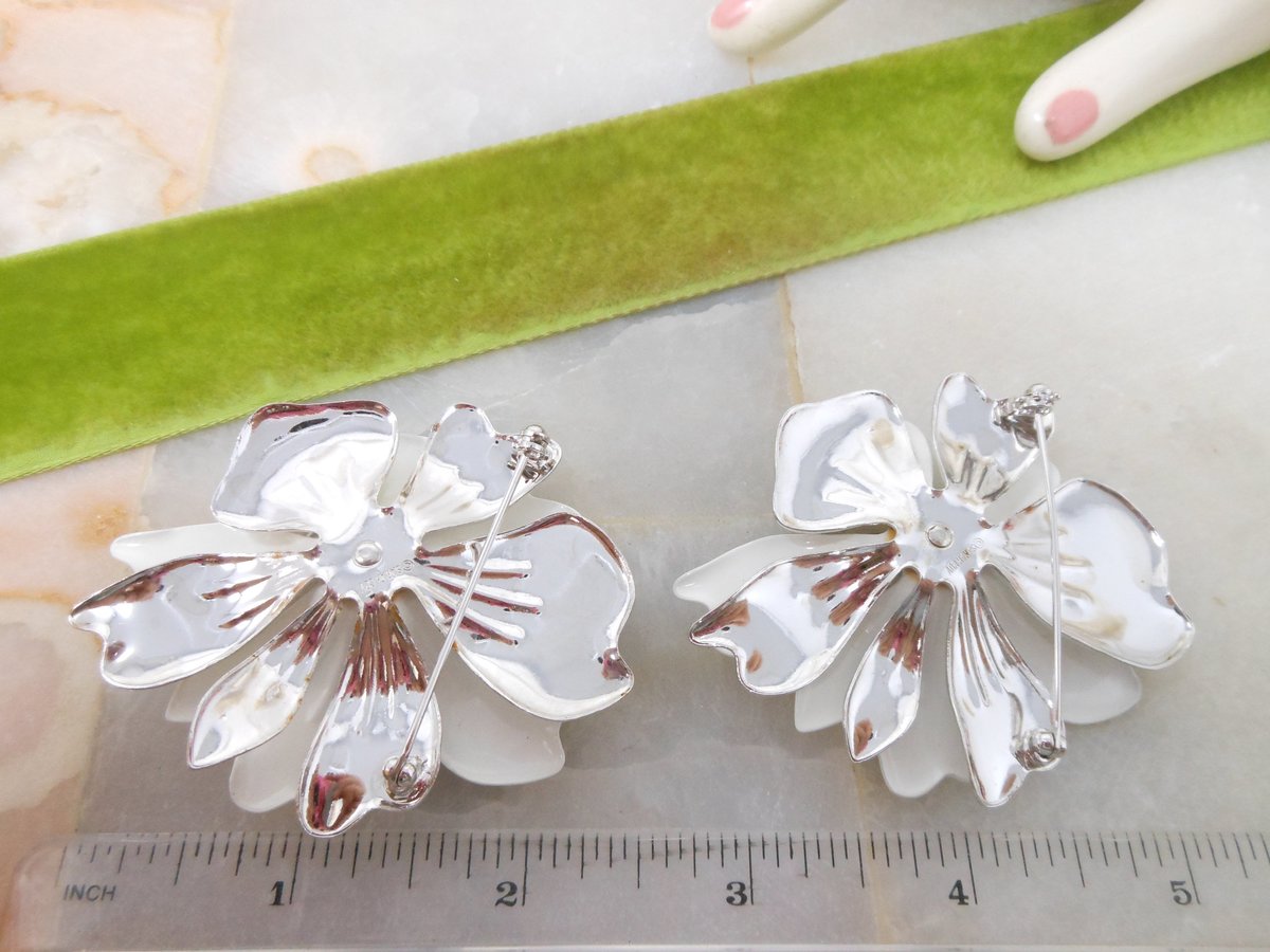 Vintage Lot 2 SARAH COVENTRY Flower Booch White Enamel Pin Summer Magic Mid Century Jewelry *FLAWED As Is*, VivianJoel.com