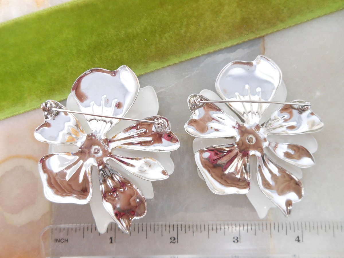 Vintage Lot 2 SARAH COVENTRY Flower Booch White Enamel Pin Summer Magic Mid Century Jewelry *FLAWED As Is*, VivianJoel.com