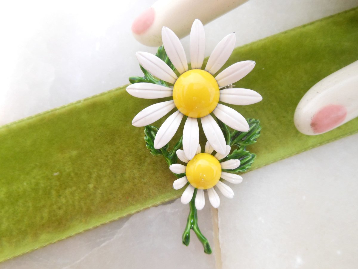 Vintage White Daisy Brooch Flower Enamel Pin Retro Kitsch 1970s Summer Mid Century Jewelry Gift, VivianJoel.com