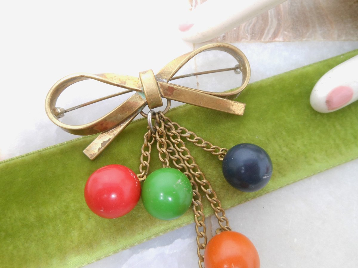 Vintage Dangle Bead Brooch Ribbon Bow Pin Bakelite ERA Old Plastic Rockabilly Retro Mid Century Jewelry, VivianJoel.com