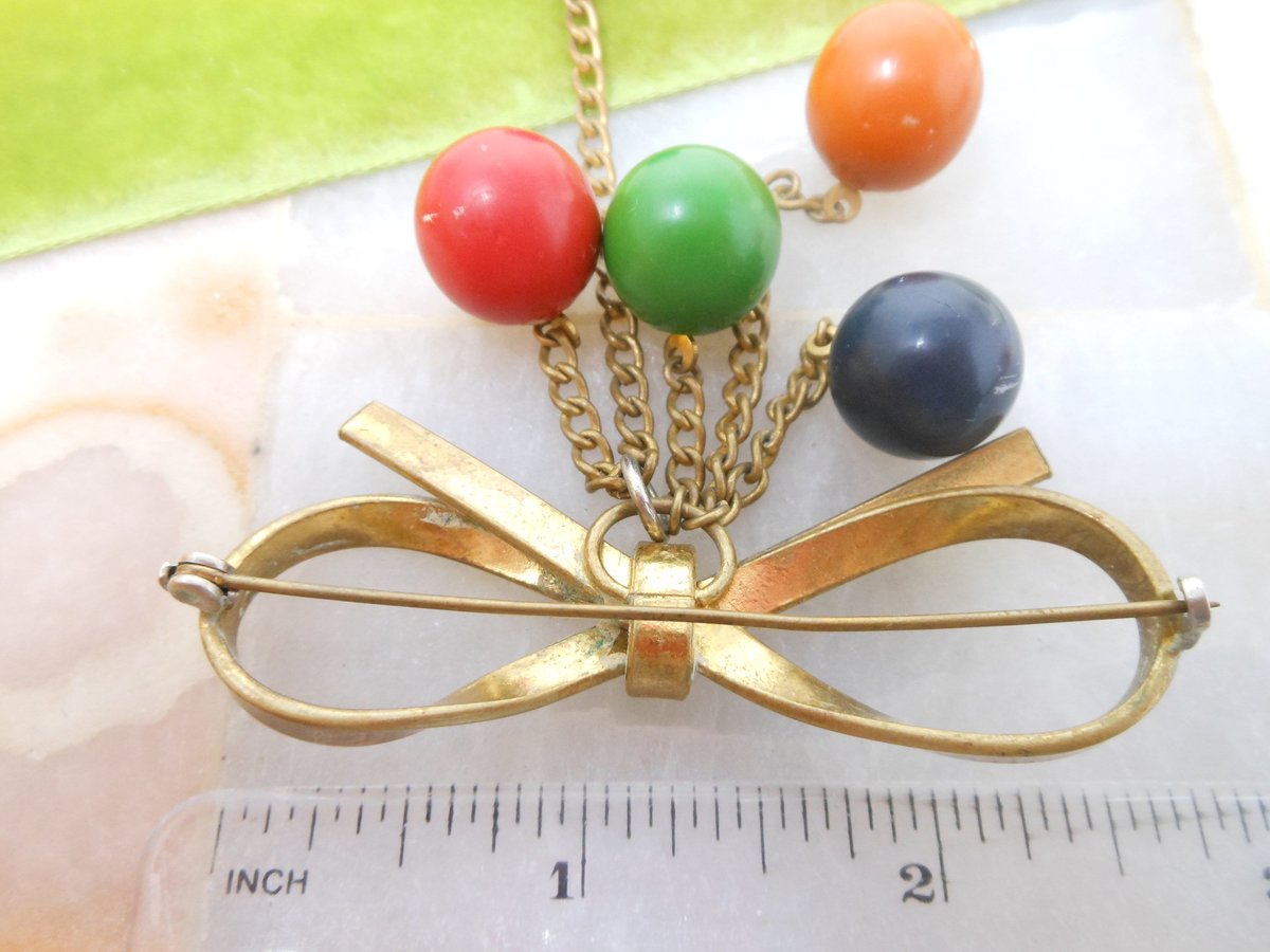 Vintage Dangle Bead Brooch Ribbon Bow Pin Bakelite ERA Old Plastic Rockabilly Retro Mid Century Jewelry, VivianJoel.com